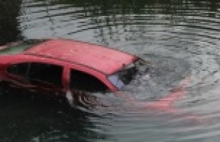 Dereye uçan aracında kurtarılmayı bekledi