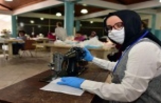 Evindeki dikiş makinesini maske üretimi için bağışladı