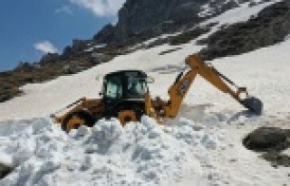 Gazipaşa yayla yollarında karla mücadele çalışması