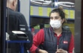 Genç kadına kolayla saldırıp marketi soydu