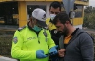 Kırmızı ışıkta geçmedim iddiasına polisten...