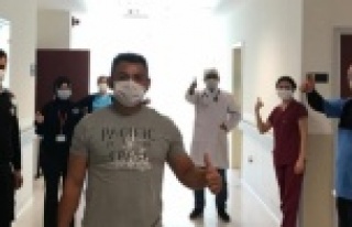 Korona virüsü yenen hasta alkışlarla taburcu edildi
