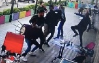 Maske kavgası sosyal mesafe dinlemedi, sandalyeler...