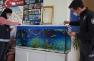 Okulda aç kalan balık ve köpeklerin imdadına polis...