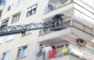 Polis, banyoda mahsur kalan yaşlı kadının yardımına...