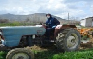 Polis evden çıkamayan yaşlı vatandaşın bahçesini...