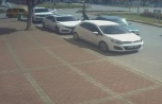Polisi görünce aracını bırakıp kaçtı