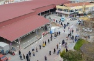 Semt pazarında 1 kilometre kuyruk