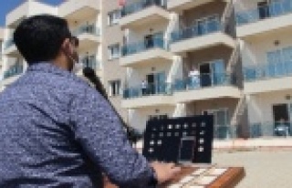 Sokağa çıkamayan huzurevi sakinlerinin eğlence...