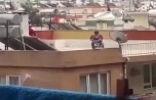 Sokağa çıkamayınca damda bisiklet keyfi yaptı