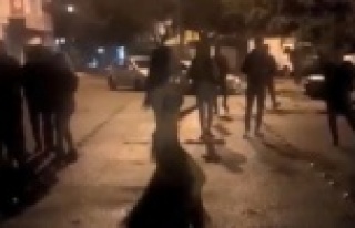 Sokak ortasında dansözlü doğum günü partisine...