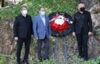 Sural'ın anısına kaza yaptığı yere çelenk...