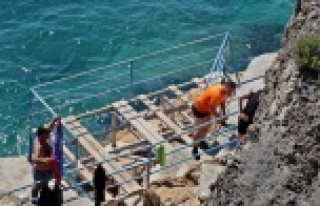 Turistlerin yasak öncesi deniz keyfine polis engeli