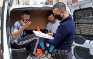 Türk bayraklı arabayla sokağa çıkıp, polisi...