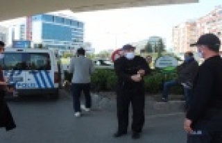 Yasağı delen vatandaşların polisle sigara ve ekmek...