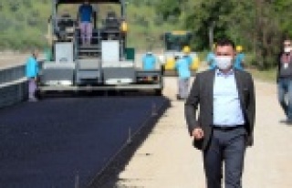 Yücel sıcak asfalt çalışmasını yerinde inceledi