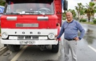 54 yaşındaki kamyonuna gözü gibi bakıyor