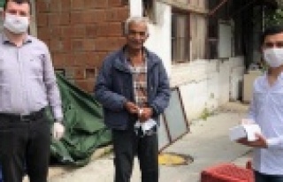 Ak Gençlik maske dağıttı