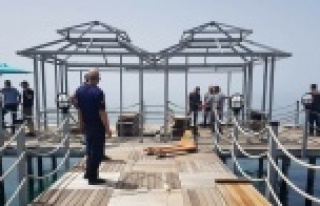 Alanya Belediyesi iskeledeki kaçak yapıyı yıktı