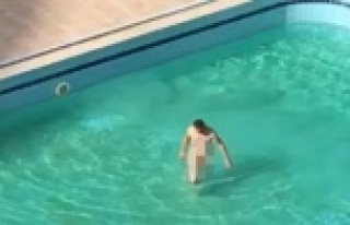 Alanya'da çıplak havuza girdi, mahalle zor...