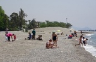 Alanya'da çocuklar 4 saatlik iznin keyfini denizde...