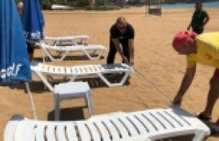 Alanya'da halk plajlarında santim santim şezlong...