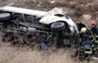 Alanya'da kamyonet şarampole yuvarlandı