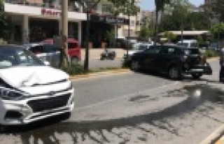 Alanya'da kontrolden çıkan otomobil ortalığı...