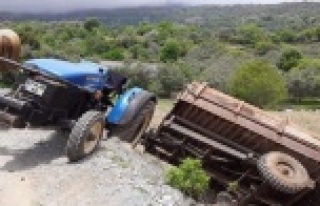 Alanya'da kum yüklü traktör şarampole devrildi