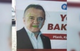 Alanya'da Muhittin Böcek'in afişlerine...