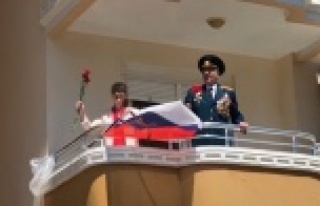 Alanya'da Ruslar Zafer Bayramı'nı balkonlarda...