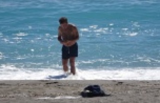 Alanya'da yasağa rağmen denize girdiler