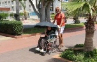 Alanya'da yaşlıları korona değil sıcaklık...