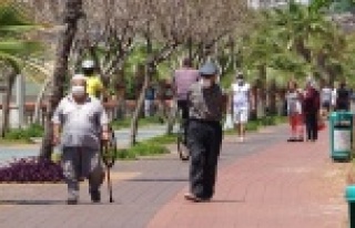 Alanya'da yaşlıların sokak keyfi