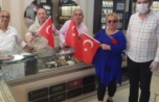 Alanya MHP, Türk Bayrağı ve maske dağıttı