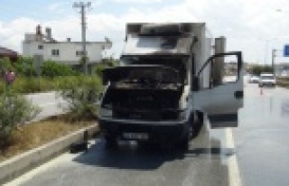 Alanya'ya seyir halinde alev alan kamyonet yandı