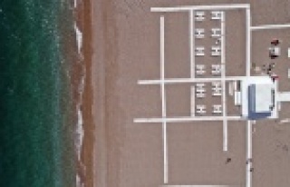 Antalya, deniz yasağının kalktığı güne yağmurla...