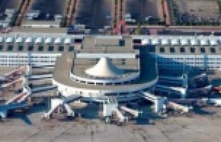 Antalya'ya ilk uçak iniyor