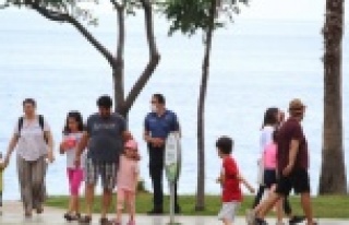 Çocuklar izin gününde sahile akın etti