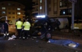 Direğe çarpan otomobil hurdaya döndü: 1 ölü,...