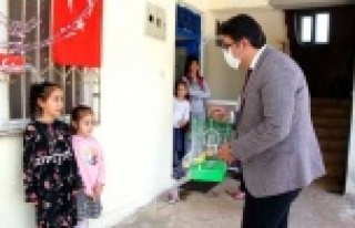 Evde sıkılan iki kız kardeşin istedikleri kuşu...