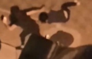 Genç kızların sokak ortasında saç saça baş...