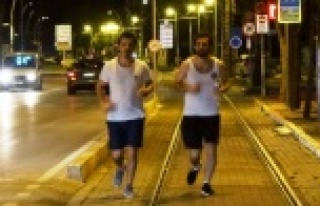 Kısıtlama biter bitmez kendilerini sokağa attılar