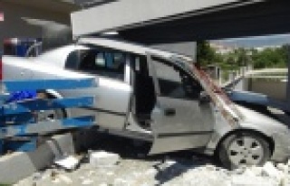 Kontrolden çıkan otomobil markete girdi, ortalık...