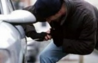 Sokağa çıkamayan 75 yaşındaki adamın arabasını...