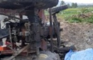 Traktör şarampole devrildi anne öldü, 2 kızı...