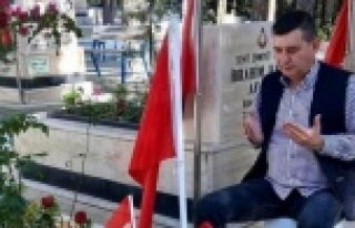 Türkdoğan şehidimizi mezarı başında andı