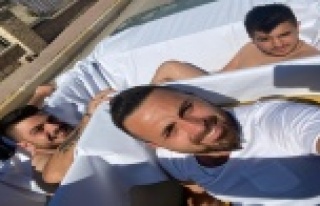 Üzerine teras yaptığı aracıyla mangal yakarak...