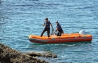 Zıpkınlı dalgıç polisi alarma geçirdi