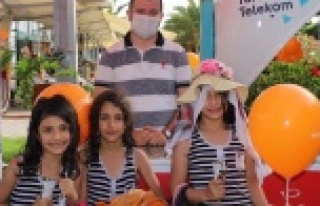 Ak Partili gençler ve kadınlardan çocuklara sürpriz